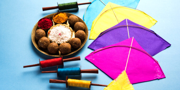 Traditional foods of Makar Sankranti and Pongal displayed with sakkarai pongal, ven pongal, til-gud laddoos, jaggery, rice, and festive harvest décor symbolising abundance and gratitude.